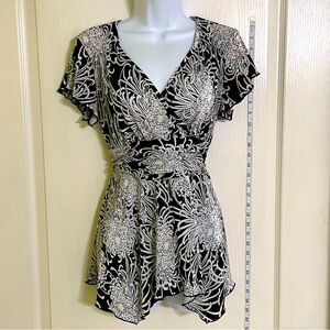 New Directions Petite Black and White Blouse